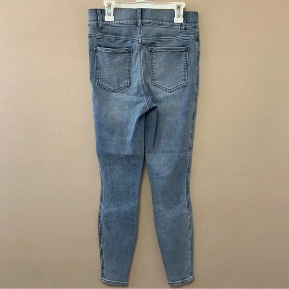 Spanx Skinny Jeans in Light Vintage Wash Size Small - Picture 5 of 9